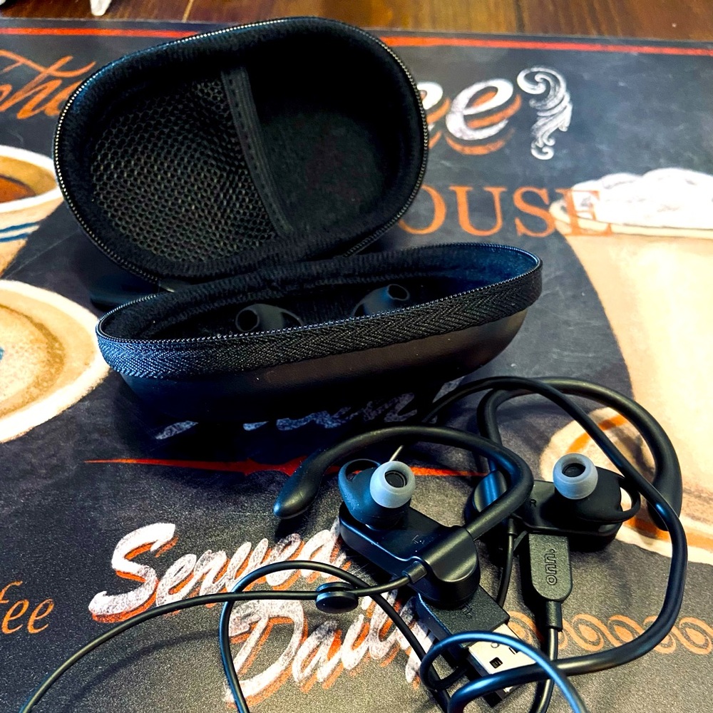 Earpiece for cellphones with charger cord & case and rubber earpiece 📱